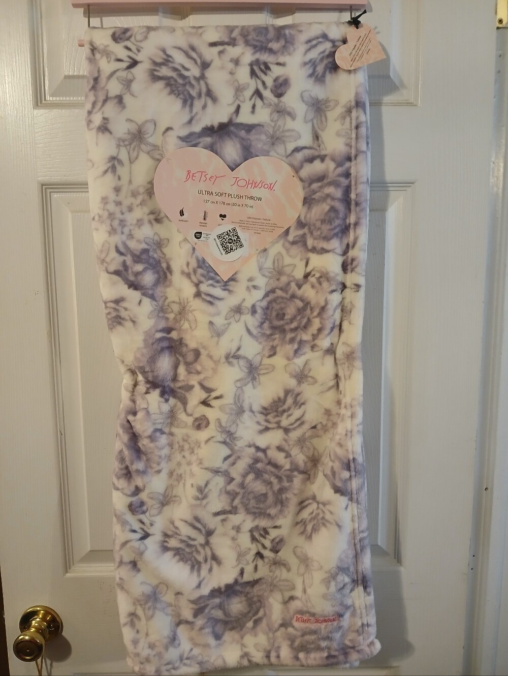 Betsey Johnson NWT Purple Rose Plush Throw
